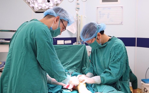 Chỉ đau mắt cá chân, bé 9 tuổi nguy cơ tử vong vì hoại tử nặng khớp cổ chân
