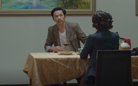 Mặt nạ hạnh phúc: Sau khi ngoại tình trên xe hơi, lần đầu ông Huấn - bà Trang hẹn hò bên ngoài nhưng lại bị con cái bắt gặp