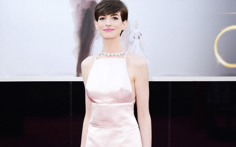 Drama váy vóc tại Oscar 2013 giữa Anne Hathaway và Amanda Seyfried: Người bị chê làm lố, người im lặng dửng dưng