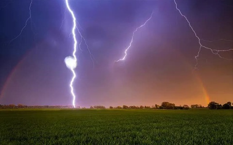 Quảng Bình: Đi làm đồng, 2 người đàn ông bị sét đánh tử vong