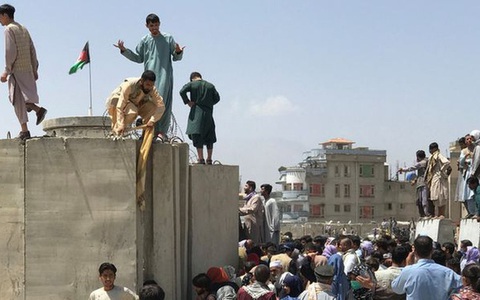 Xót xa người cha mất việc, phải bán con gái để cứu đói cho gia đình tại Afghanistan