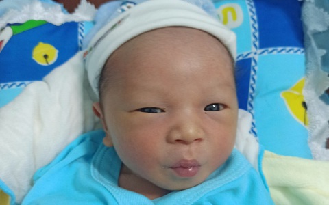 Bé trai 4 ngày tuổi bị bỏ rơi trong ngôi nhà không số giữa mùa dịch: "Mong ba mẹ suy nghĩ lại, mồ côi tội lắm"