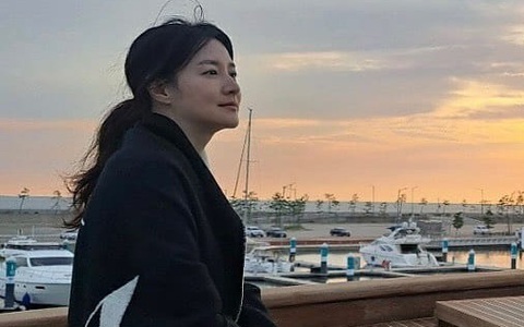 "Quốc bảo nhan sắc" Lee Young Ae qua ống kính chụp lén liệu có còn "ăn đứt" đàn em Song Hye Kyo