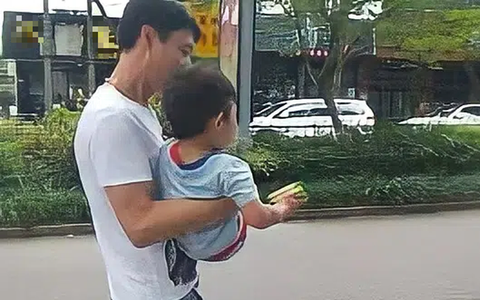 Bé trai 5 tuổi bị bắt cóc, nhận ra mẹ ngoài đường nhưng bà nhất quyết không nhận con, hành động sau đó cứu đứa trẻ ngoạn mục