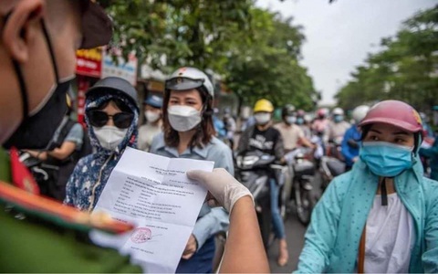 Hà Nội vẫn kiểm soát giấy đi đường trong khi chờ chỉ đạo từ thành phố
