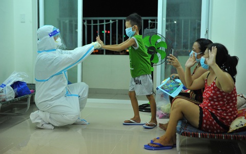 Trung thu xa nhà của trẻ F0 tại bệnh viện dã chiến, nơi điều trị COVID-19 ở TP.HCM