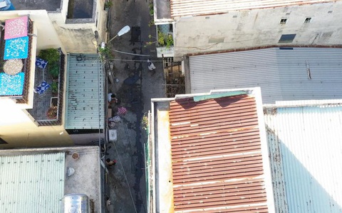 Vừa bước ra đường, flycam nhắc ra rả trên đầu “hãy quay về nhà”