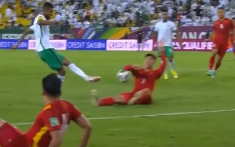 Trọng tài đã quá nặng tay khi thổi phạt penalty ĐTQG Việt Nam và truất quyền thi đấu Duy Mạnh?