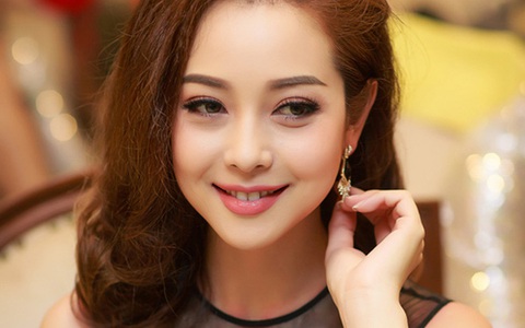 Có nữ MC từng khiến nhiều người nhức mắt vì thói quen phối đồ quá gợi cảm, độ sexy vượt cả hậu thế!