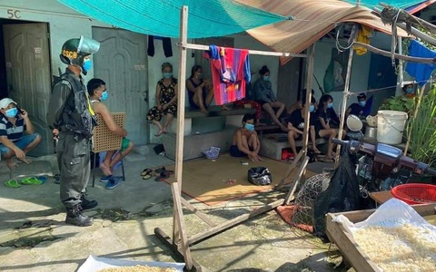 Bình Dương: 13 người tụ tập đánh bài, chơi lô tô sau khi nhận tiền hỗ trợ COVID-19, bị phạt 180 triệu đồng