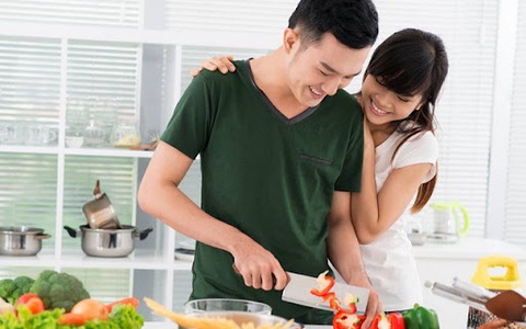 Khi chồng ngoan ngoãn nhận nấu cơm, rửa bát