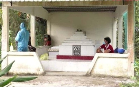 Đột kích sới bạc trong rừng, bắt quả tang nhóm đối tượng sát phạt tại nhà mồ