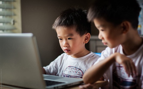 Con học online cả ngày mà nhà lại không có máy tính, bố mẹ “bỏ túi” ngay mẹo siêu hay này: Vừa tiết kiệm vừa giúp con đỡ mỏi cổ, hại mắt