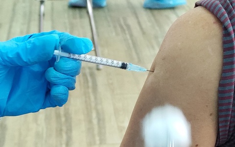 TP.HCM tiêm vắc xin mũi 2 Pfizer cho người tiêm mũi 1 Moderna: Dân hỏi văn bản chỉ đạo, bác sĩ "cứng họng"