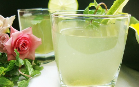 Loại nước này rẻ vô địch thiên hạ nhưng uống hàng ngày thì vừa nhẹ bụng, vừa đẹp da
