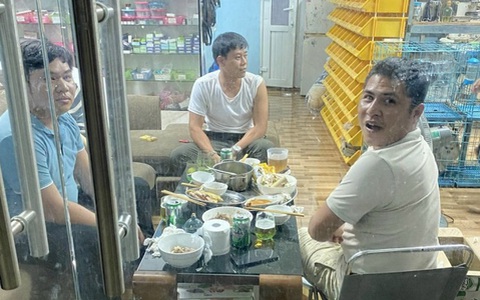 Tụ tập ăn nhậu trong vùng có dịch, 3 thanh niên bị phạt 45 triệu đồng