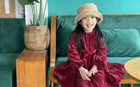 Bé gái xinh xắn đam mê chơi đàn piano, không chỉ đơn giản là sở thích, những lợi ích bộ môn này đem lại sẽ khiến bố mẹ bất ngờ