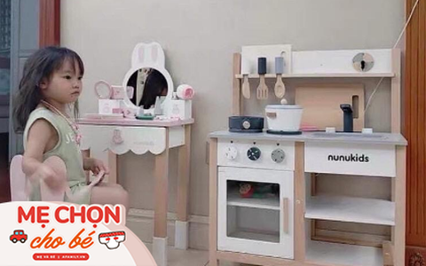 Chiếc tủ bếp xinh xắn, xịn sò khiến bé thỏa mãn ước mơ vào bếp cùng mẹ