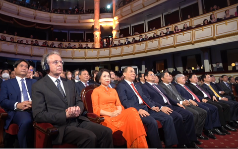 Ngẫm cách dạy con của vợ chồng tỷ phú Phạm Nhật Vượng - Phạm Thu Hương để hiểu sự khác biệt trong tư duy giữa người giàu và người nghèo