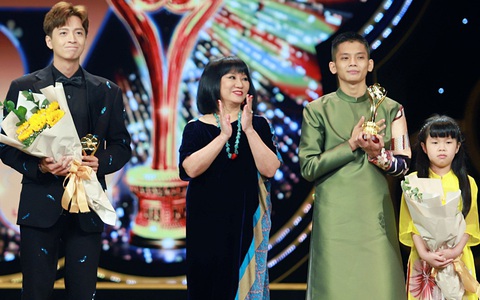 Ngô Kiến Huy lập cú "đúp" giải Mai Vàng, con nuôi Phi Nhung gây xúc động tưởng nhớ người mẹ quá cố