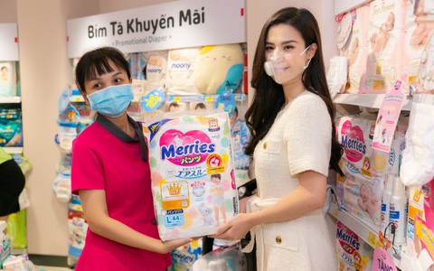Con Cưng khai trương cửa hàng lớn nhất tại trung tâm Sài Gòn, bắt gặp Đông Nhi cũng đến chọn tã cho thiên thần nhỏ