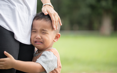 Trẻ không thích chào người lớn liệu có phải do bố mẹ không biết dạy con? Hóa ra có 3 nguyên nhân này khiến trẻ làm vậy