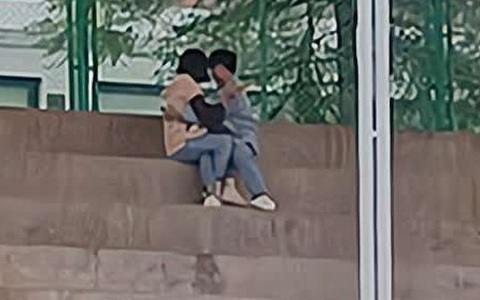 Cặp học trò thản nhiên định "mây mưa" giữa sân trường, bị giáo viên phát hiện rồi nhận cái kết đắng ngay sau đó