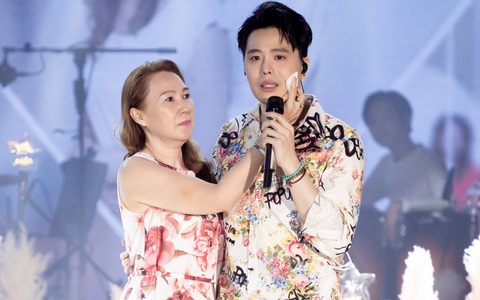 Không hổ danh là bạn thân của "Thành Cry", Trịnh Thăng Bình liên tục nghẹn ngào bật khóc trong liveshow