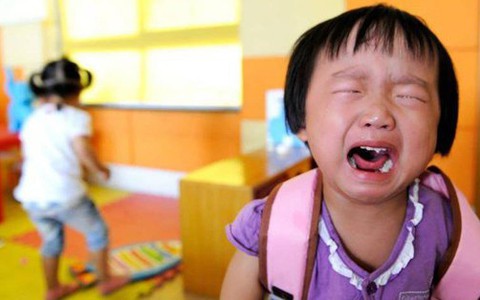 5 sai lầm của cha mẹ khiến trẻ ngang bướng khi ở nhà nhưng tự ti lúc ra ngoài