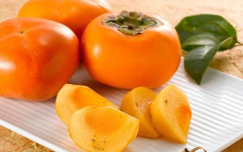 Hồng ngâm vào mùa, ngon khó cưỡng, nhưng những người sau tuyệt đối không nên ăn