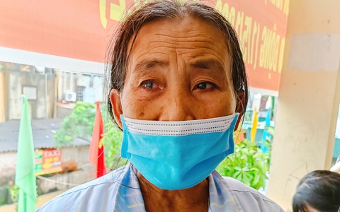 Trung tâm y tế ở Nghệ An bị cô lập trong lũ, bệnh nhân khóc nấc khi nhắc đến nhà cửa