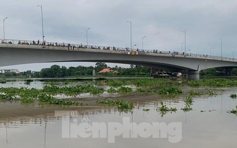 Tìm kiếm hai thanh niên nam, nữ nhảy sông Sài Gòn mất tích