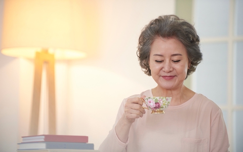 Đến chơi 1 tuần, mẹ chồng giải quyết nỗi buồn bực giúp con dâu