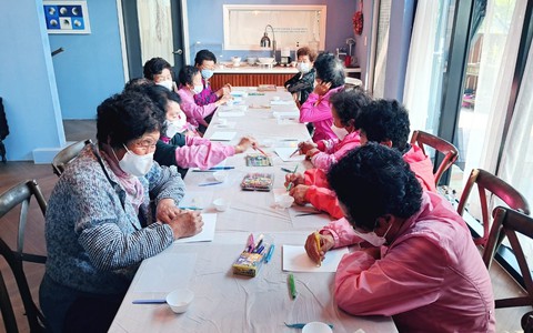 Hội người bà Hàn Quốc 'không bao giờ là quá già cho nghệ thuật' và câu chuyện chữa lành từ trái tim