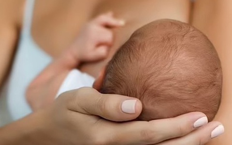Phát hiện vi nhựa trong nhiều mẫu sữa mẹ ở Italy