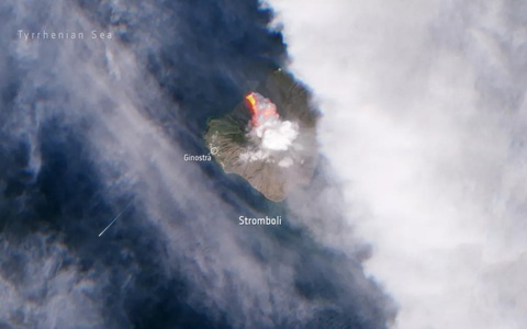 Dòng dung nham khổng lồ từ núi lửa Stromboli