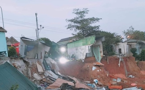 Bờ sông Thạch Hãn sạt lở làm nhà sập trong đêm, một người tử nạn