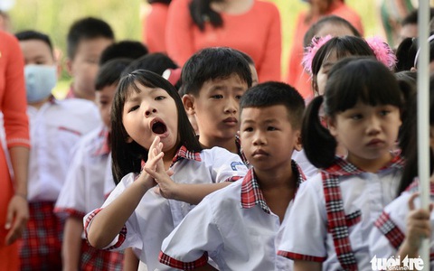 Đi học sớm chẳng được lợi ích gì cho học sinh