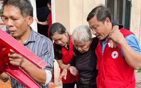Người dân vùng lũ rưng rưng nước mắt nhận quà cứu trợ: "Đây là thứ tình cảm chỉ dân tộc mình có"