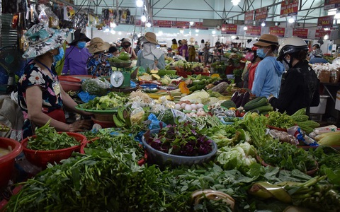 Ảnh hưởng triều cường và mưa, rau màu tăng giá gấp đôi, nhiều loại không có hàng
