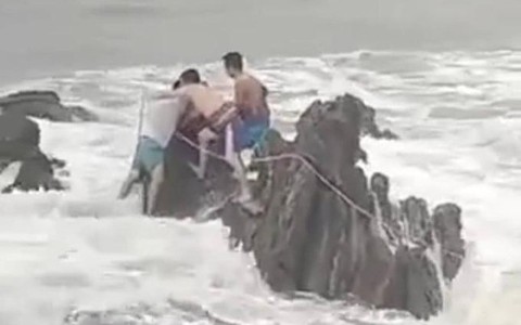 Mải chụp ảnh, du khách bị sóng biển quật ngã, cuốn trôi