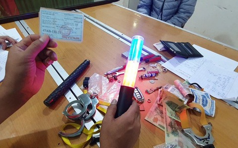 Giả danh công an cưỡng đoạt tiền của nhiều học sinh đi học về khuya