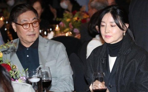 Lee Young Ae xuất hiện cùng chồng 71 tuổi