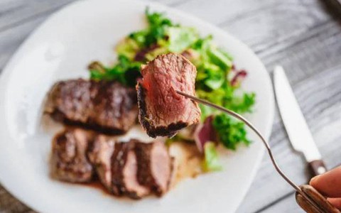 4 nhóm người nên tránh hoặc bỏ qua hoàn toàn món bít tết để tốt cho cơ thể