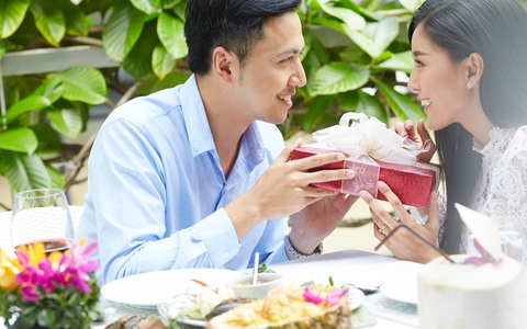 Biết người yêu nhận nuôi 2 đứa trẻ, tôi đồng ý lấy anh luôn