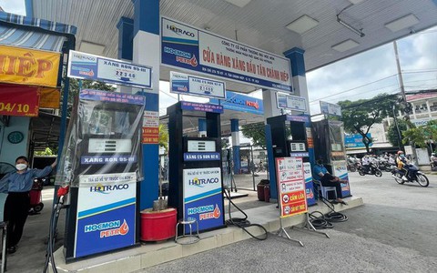 Nhiều nơi ở TPHCM: Bán xăng cho dân vẫn 20.000 đồng/xe