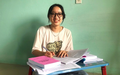 'Ánh sáng' của cha đưa con đến giảng đường
