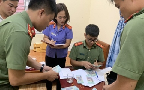 Hai vợ chồng ở TP HCM tàng trữ, tiêu thụ 3,5 tỉ đồng tiền giả