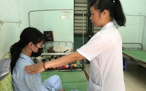 Mẹ sau sinh tự rạch bụng bất lực vì con quấy khóc đêm