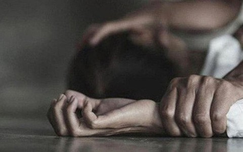 Ngủ nhờ nhà hàng xóm, bé gái 12 tuổi bị xâm hại nhiều lần